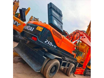 Escavadeira de rodas HYUNDAI