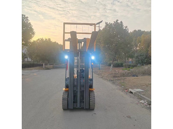 Empilhadeira a diesel TCM FD30 diesel ISUZU engine forklift from Japan: foto 4