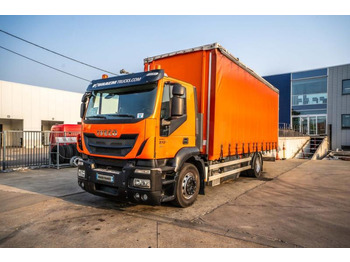 Caminhão com lona IVECO Stralis