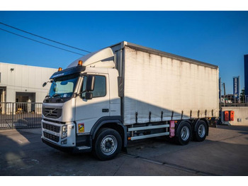 Caminhão com lona VOLVO FM 330