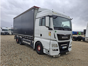 Caminhão com lona MAN TGX