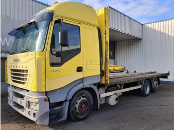 Caminhão com lona IVECO Stralis