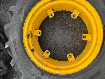 Máquina agrícola 1 GoodYear 12.4-24 traktordekk med felg: foto 4