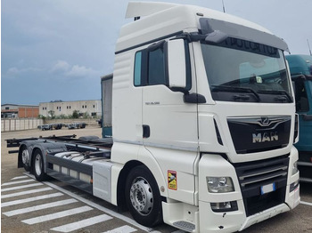 Caminhão transportador de contêineres/ Caixa móvel MAN TGX 26.500