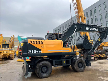 Escavadeira de rodas HYUNDAI