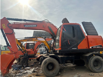 Escavadeira de rodas DOOSAN