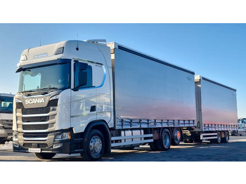 Caminhão com lona SCANIA S 450