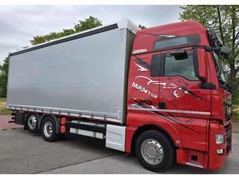 Caminhão com lona MAN TGX 26.500