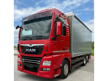 Caminhão com lona MAN TGX 26.500