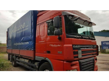 Caminhão com lona DAF XF