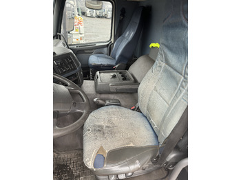 Caminhão com lona VOLVO FM 400: foto 2