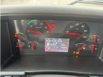 Caminhão com lona VOLVO FM 400: foto 3