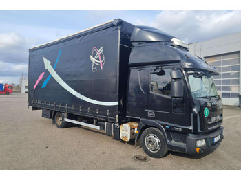 Caminhão com lona IVECO