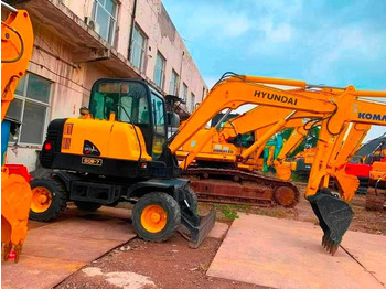 Escavadeira de rodas HYUNDAI