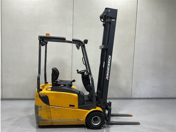 Empilhadeira elétrica JUNGHEINRICH EFG