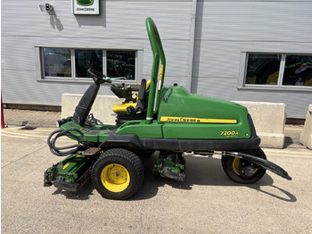 Locação de  John Deere 7200A Triple Mower John Deere 7200A Triple Mower: foto 1 Locação de  John Deere 7200A Triple Mower John Deere 7200A Triple Mower: foto 1