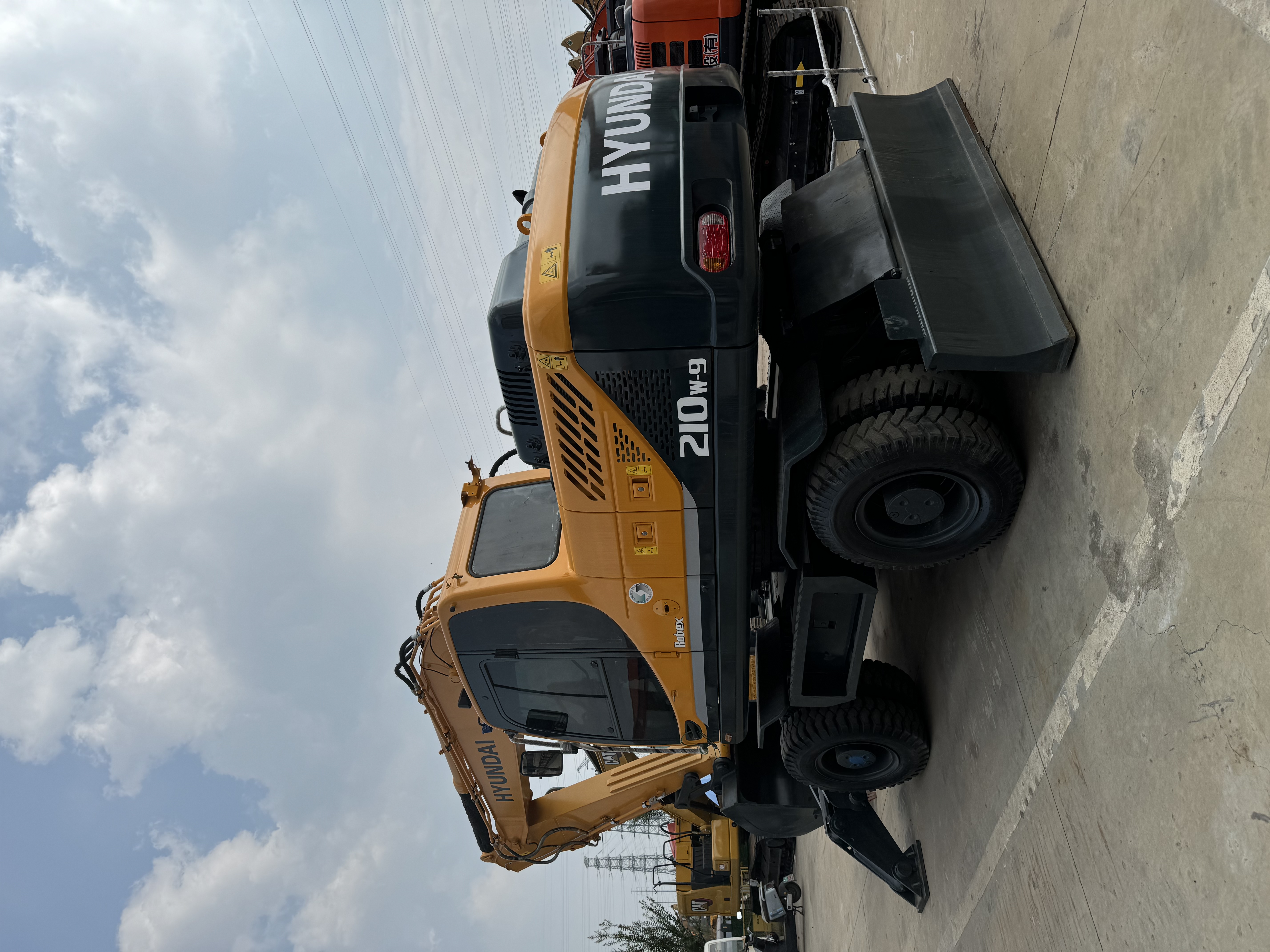 Escavadeira de rodas HYUNDAI