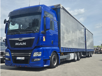 Caminhão com lona MAN TGX 24.500