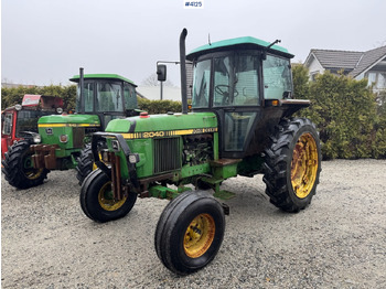 Trator JOHN DEERE 2040