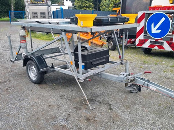 Reboque Nissen Fahrbare Vorwarntafel Typ VLT 1-08-70 Verkehrsleittafel Verkehrsleitanhänger Verkehrssicherungsanhänger Leitanhänger Leittafel Absperrtafel FAT: foto 2