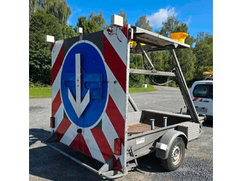 Reboque Nissen LED Absperrtafel DORA GPS FAT VZ-616 Fahrbare Absperrtafel Sperrwand Verkehrsleittafel Verkehrssicherungsanhänger Verkehrsleitanhänger Trebbiner Horizont: foto 2