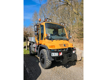 Veículo limpa-neves UNIMOG U400