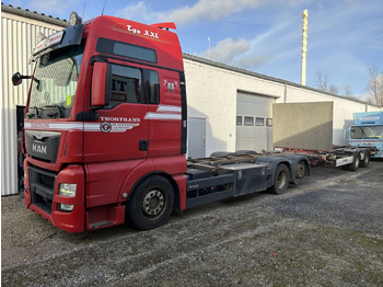 Caminhão transportador de contêineres/ Caixa móvel MAN
