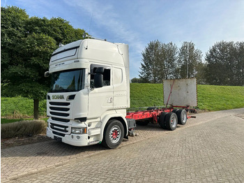 Caminhão chassi SCANIA R 730