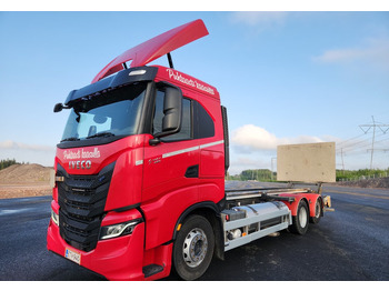 Caminhão chassi IVECO S-WAY