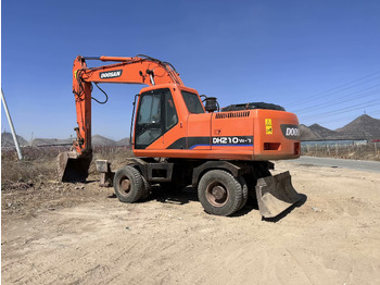 Escavadeira de rodas DOOSAN