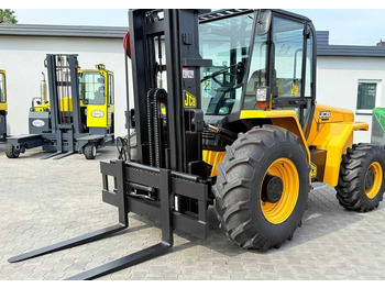 Empilhador todo-o-terreno JCB