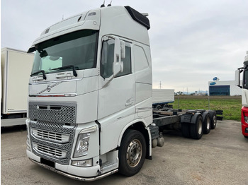 Caminhão chassi VOLVO FH 540