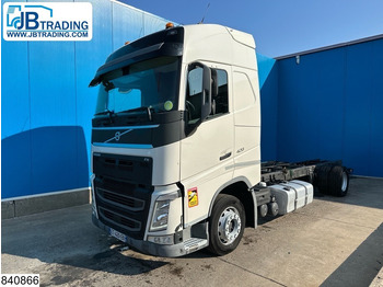 Caminhão chassi VOLVO FH 420
