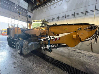 Escavadeira de rodas LIEBHERR LH 22 M