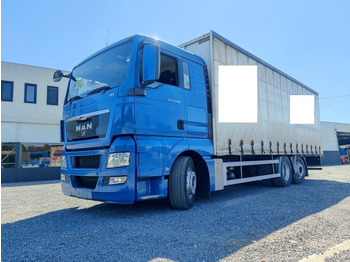 Caminhão com lona MAN TGS 26.400