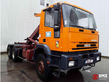 Caminhão transportador de contêineres/ Caixa móvel IVECO Trakker