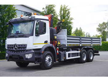 Camião de caixa aberta/ Plataforma, Caminhão grua MERCEDES-BENZ AROCS 2633 6x4 / 5.5 T crane FASSI F135 / Tipper 15 EPAL: foto 2