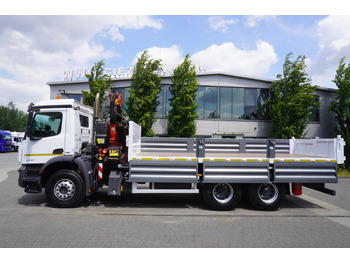 Camião de caixa aberta/ Plataforma, Caminhão grua MERCEDES-BENZ AROCS 2633 6x4 / 5.5 T crane FASSI F135 / Tipper 15 EPAL: foto 4