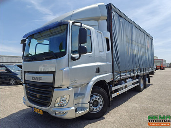 Caminhão com lona DAF CF 400