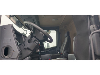 Fotografia de interior 1: Caminhão tanque SCANIA G400 Fotografia de interior 1: Caminhão tanque SCANIA G400