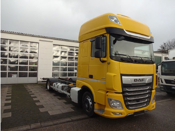 Caminhão transportador de contêineres/ Caixa móvel DAF XF 480