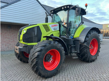 Trator CLAAS Axion 810