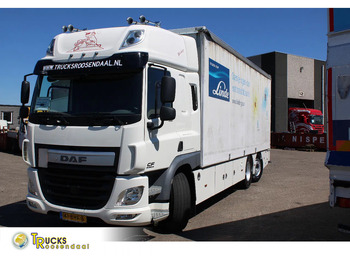 Caminhão com lona DAF CF 330