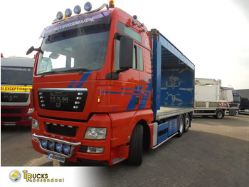 Caminhão com lona MAN TGS 26.440