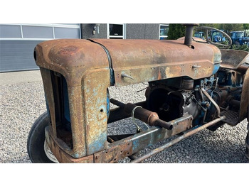 Trator Fordson Major Motoren mangler, men mange god dele.: foto 4