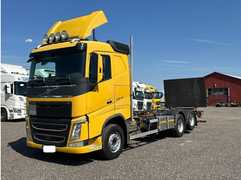 Caminhão chassi VOLVO FH 500