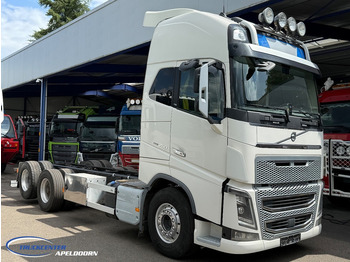 Caminhão chassi VOLVO FH 750