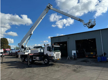 Caminhão SCANIA P 400