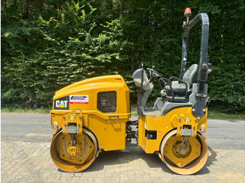 Compactador pequeno de asfalto CATERPILLAR