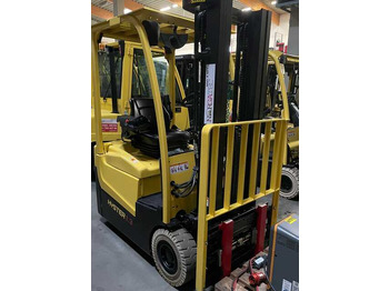 Empilhadeira elétrica HYSTER